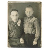 Teniente del Ejército Rojo con su hijo