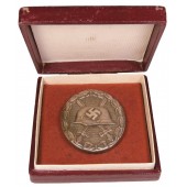 Verwundetenabzeichen 1939 in Silber in an award case