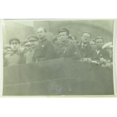 Foto con Stalin, Voroshilov, Kaganovich en la Plaza Roja.