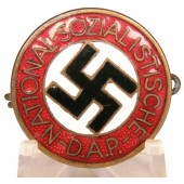 El primer tipo de insignia de miembro del NSDAP, E. Schmidhaussler RZM M1/128
