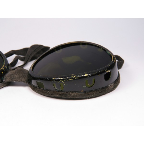 Occhiali da sole per il tedesco Gebirgsjäger in una custodia di metallo
