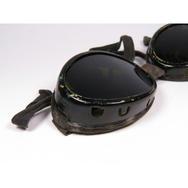 Occhiali da sole per il tedesco Gebirgsjäger in una custodia di metallo