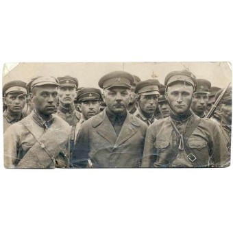 Marshal Voroshilov with the soldiers. Espenlaub militaria